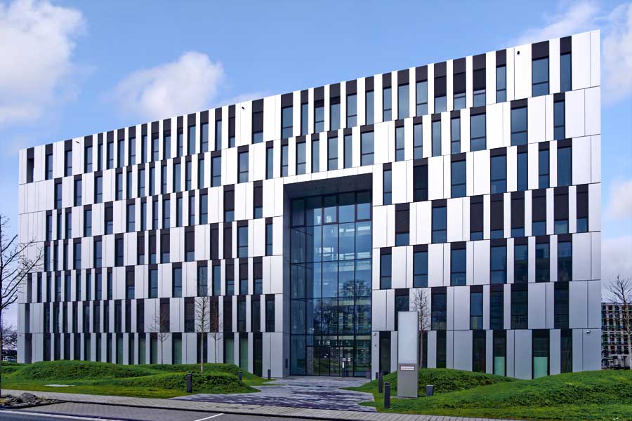Eloxal silber Fassade mit Schliff Eloxal silber Fassade mit Schliff