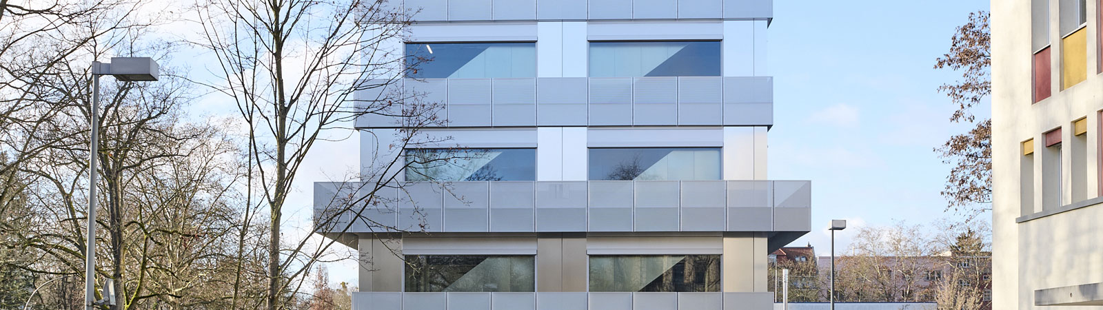 brioxAL® hochglänzende Fassadenbleche, silber eloxiert