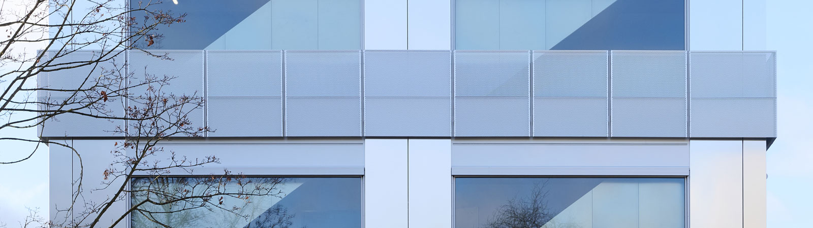 brioxAL® hochglänzende Fassadenbleche, silber eloxiert