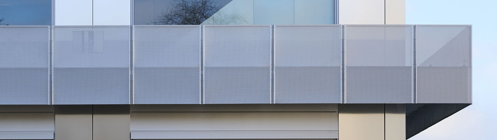 brioxAL® hochglänzende Fassadenbleche, silber eloxiert