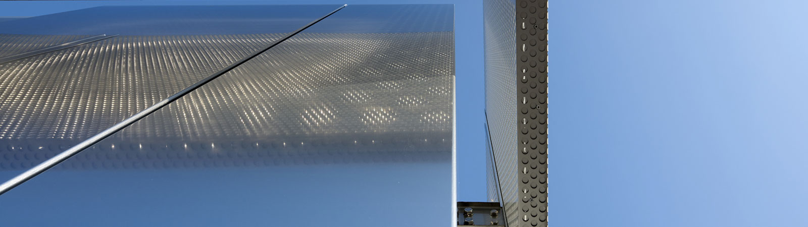 brioxAL® hochglänzende Fassadenbleche, silber eloxiert