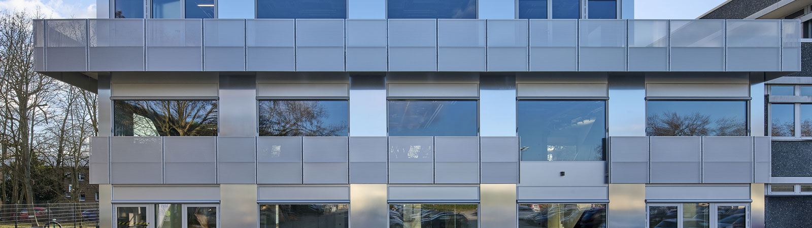 brioxAL® hochglänzende Fassadenbleche, silber eloxiert