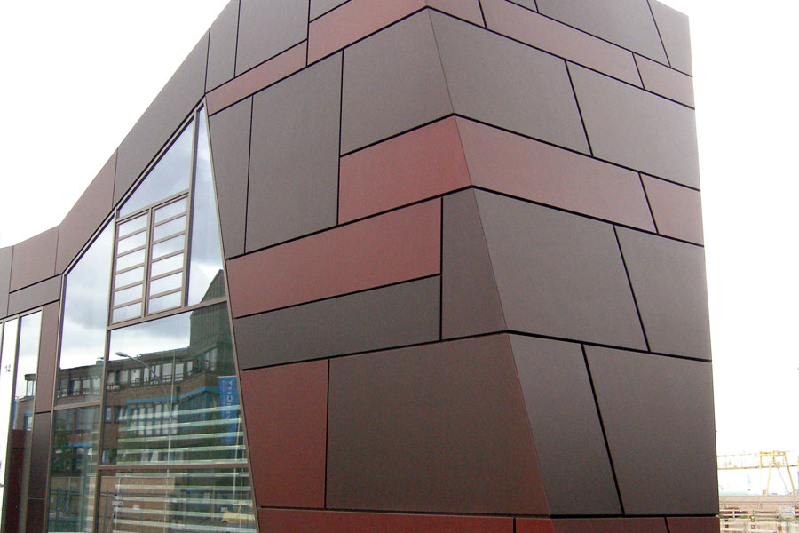 Fassade aus gekanteten Aluminiumblechen