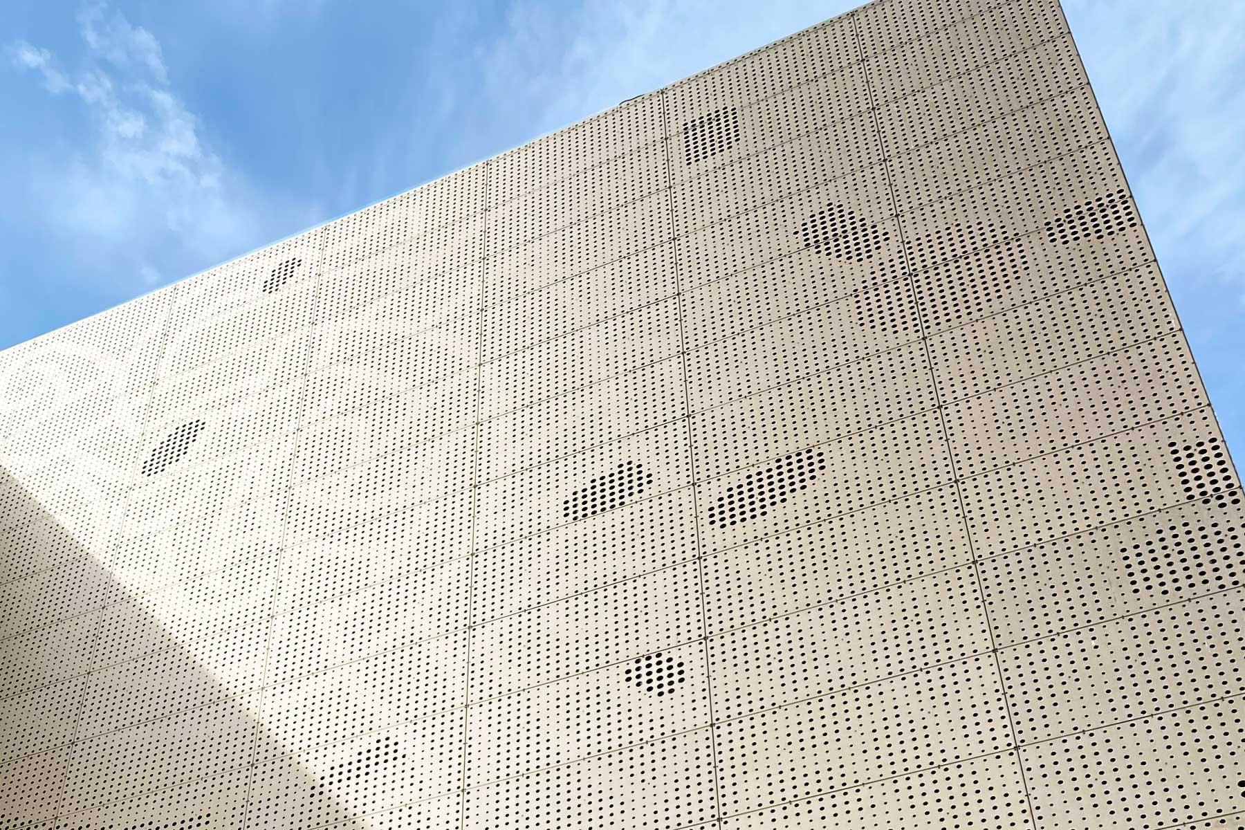 Bronzefarbene Bildfassade in Eloxal E6 C32 Bronzefarbene Bildfassade in Eloxal E6 C32