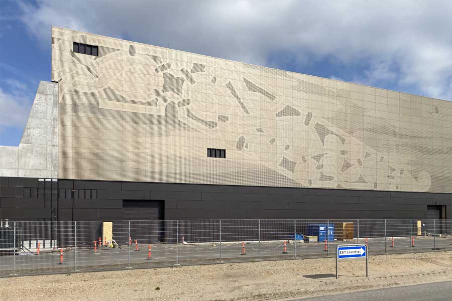 Bronzefarbene Bildfassade in Eloxal E6 C32 Bronzefarbene Bildfassade in Eloxal E6 C32