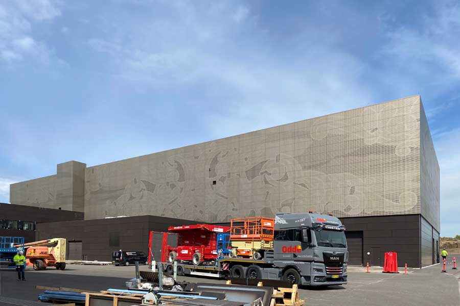 Bronzefarbene Bildfassade in Eloxal E6 C32 Bronzefarbene Bildfassade in Eloxal E6 C32