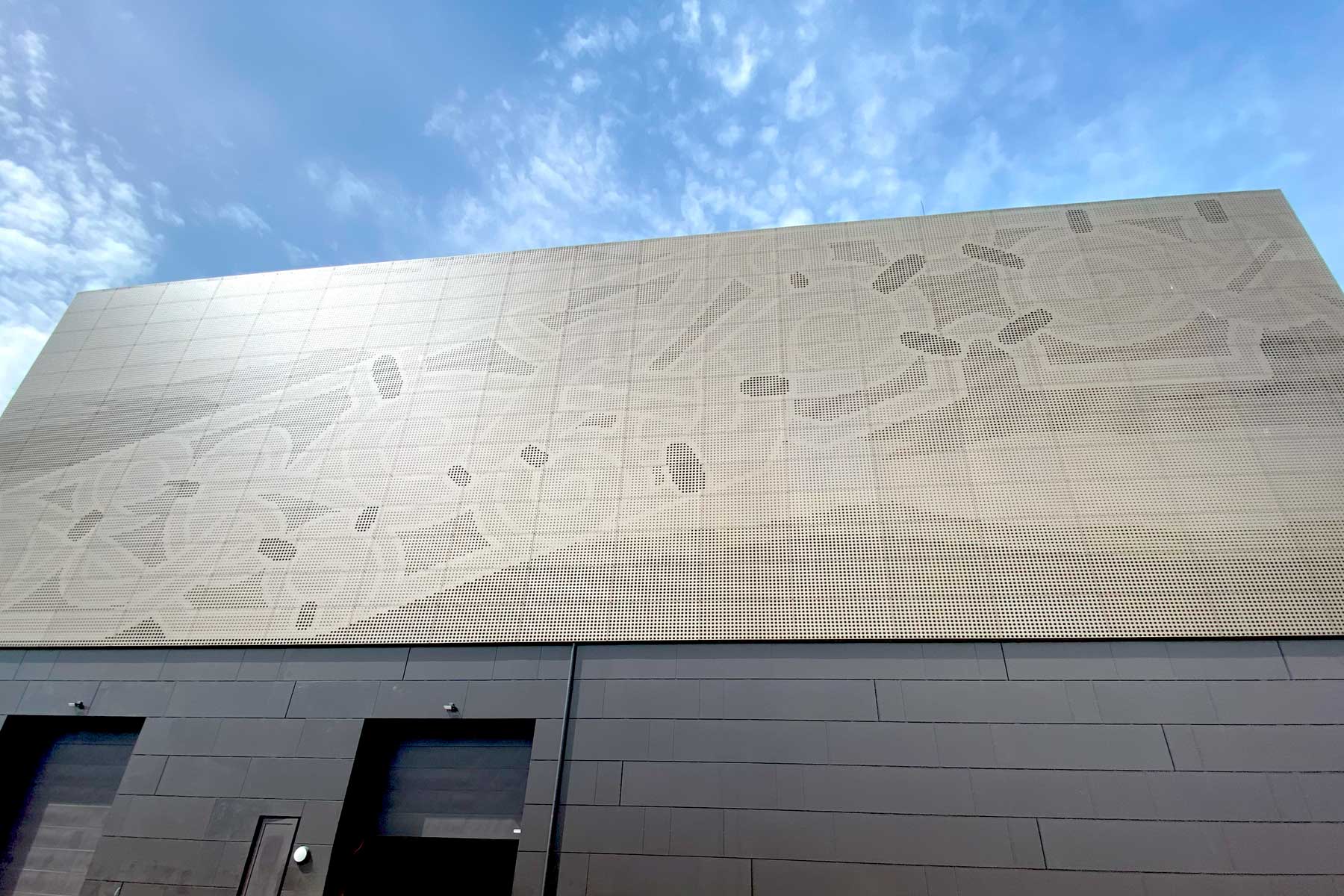 Bronzefarbene Bildfassade in Eloxal E6 C32 Bronzefarbene Bildfassade in Eloxal E6 C32