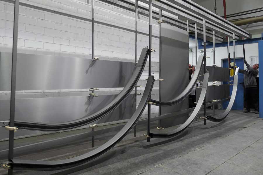 Grau eloxierte Aluminiumprofile für Drehtüren in der Produktion